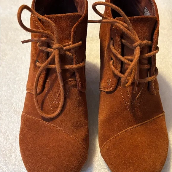 Brand New Wedges By TOMS - Size 6.5 - Wedge Height 2.5 Inches - box 15 - Picture 3 of 6